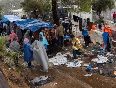 Ασφυκτιούν οι δομές φιλοξενίας στα νησιά – Yπεράριθμοι παραμένουν οι μετανάστες